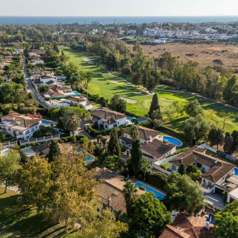 FOR SALE 🏡 Frontline Golf Villa with Private Pool and Sauna – San Pedro de Alcántara, Marbella
