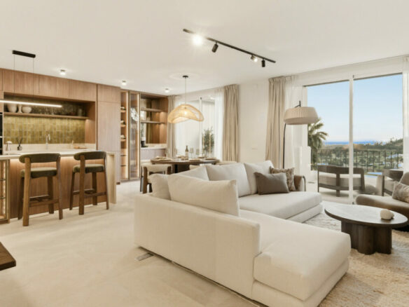 FOR SALE 🏡 Renovated Duplex Penthouse with Panoramic Views – Lomas del Marqués, Benahavís