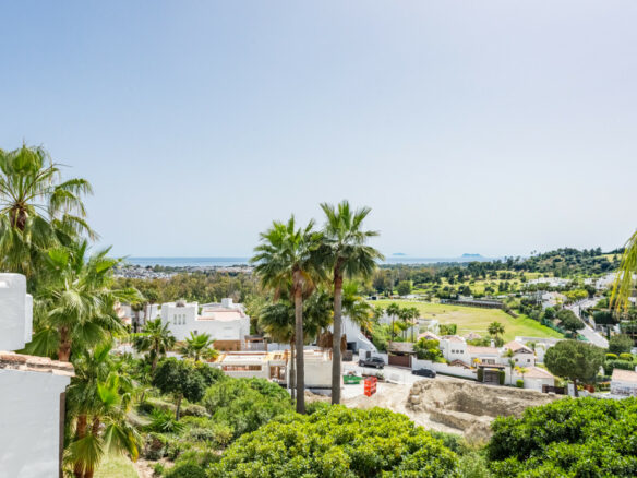 FOR SALE 🏡 Renovated Duplex Penthouse with Panoramic Views – Lomas del Marqués, Benahavís