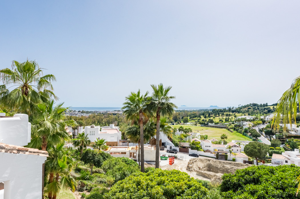 FOR SALE 🏡 Renovated Duplex Penthouse with Panoramic Views – Lomas del Marqués, Benahavís