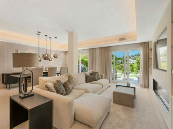 FOR SALE 🏡 Stylish Designer Townhouse with Panoramic Views – La Quinta Hills, Benahavís
