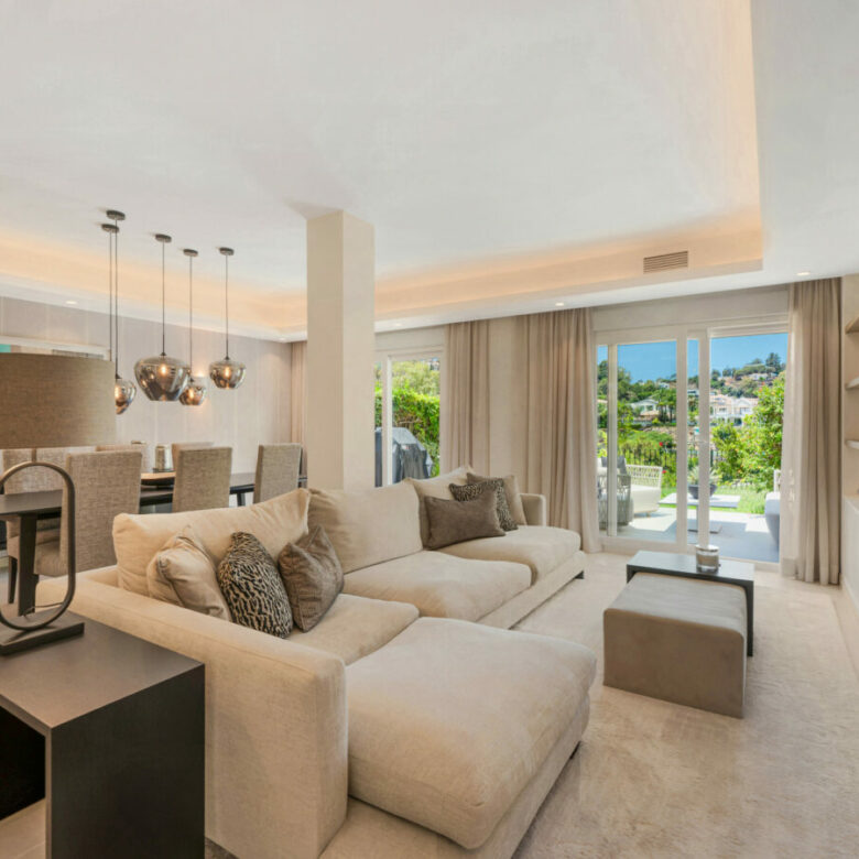 FOR SALE 🏡 Stylish Designer Townhouse with Panoramic Views – La Quinta Hills, Benahavís