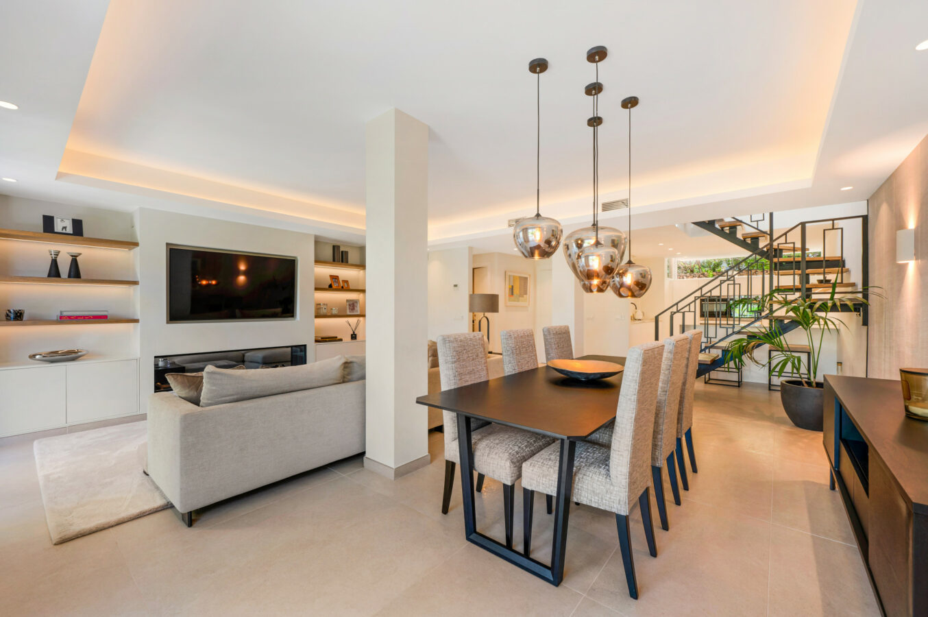FOR SALE 🏡 Stylish Designer Townhouse with Panoramic Views – La Quinta Hills, Benahavís