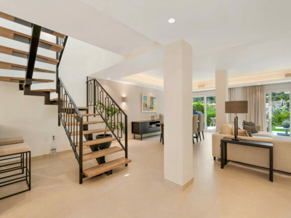 FOR SALE 🏡 Stylish Designer Townhouse with Panoramic Views – La Quinta Hills, Benahavís