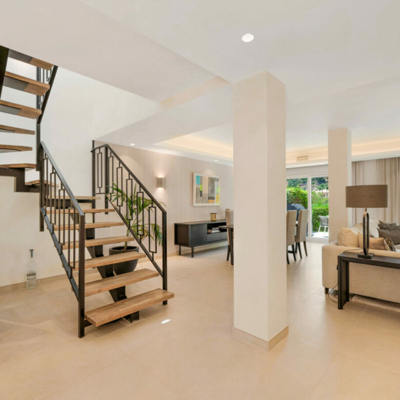 FOR SALE 🏡 Stylish Designer Townhouse with Panoramic Views – La Quinta Hills, Benahavís