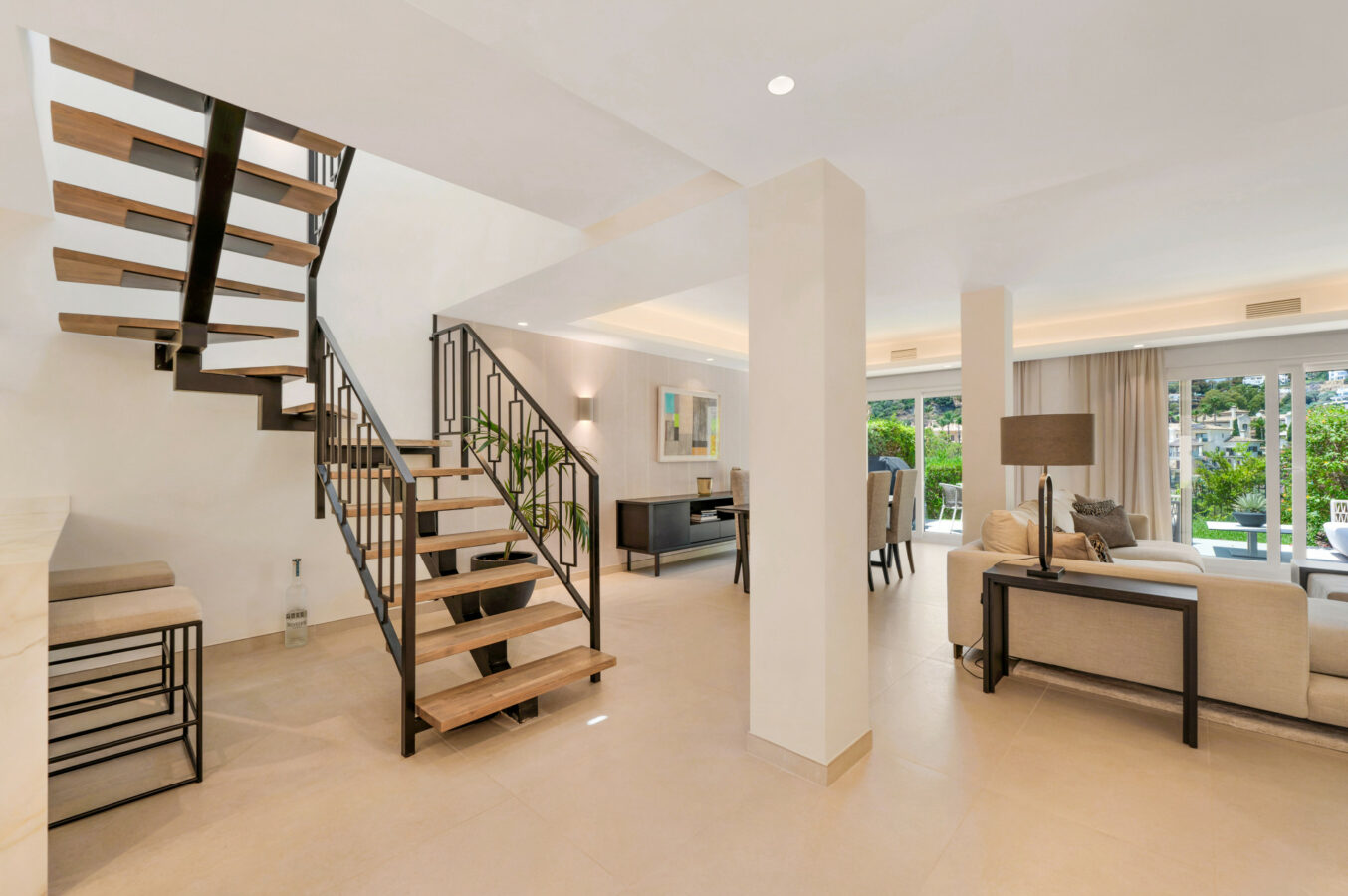 FOR SALE 🏡 Stylish Designer Townhouse with Panoramic Views – La Quinta Hills, Benahavís