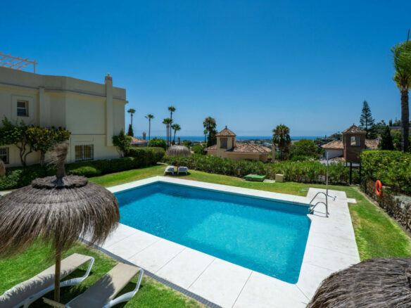 FOR SALE 🏡 Stylish Designer Townhouse with Panoramic Views – La Quinta Hills, Benahavís