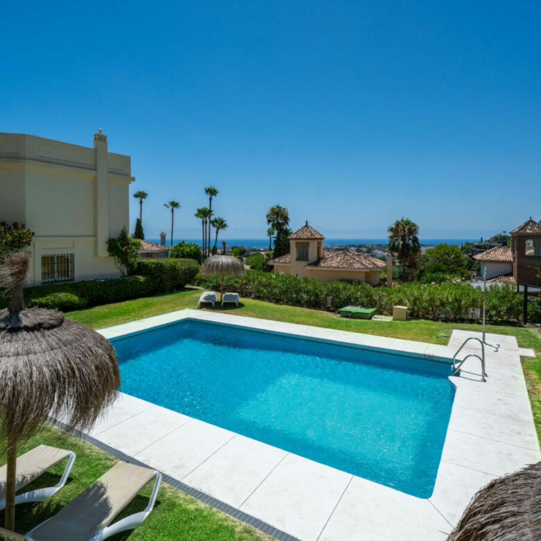 FOR SALE 🏡 Stylish Designer Townhouse with Panoramic Views – La Quinta Hills, Benahavís