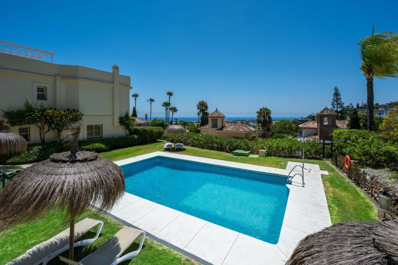 FOR SALE 🏡 Stylish Designer Townhouse with Panoramic Views – La Quinta Hills, Benahavís