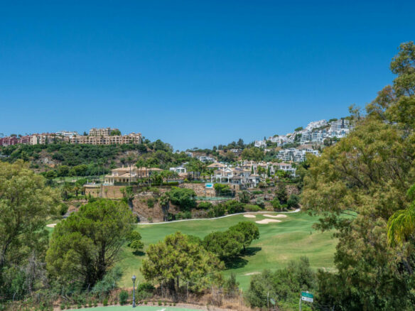 FOR SALE 🏡 Stylish Designer Townhouse with Panoramic Views – La Quinta Hills, Benahavís