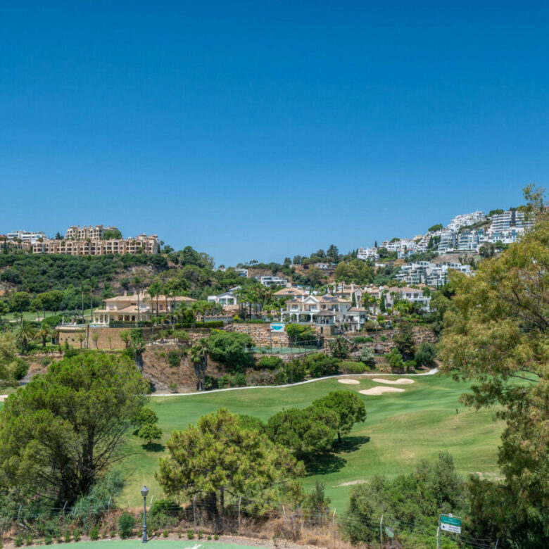 FOR SALE 🏡 Stylish Designer Townhouse with Panoramic Views – La Quinta Hills, Benahavís