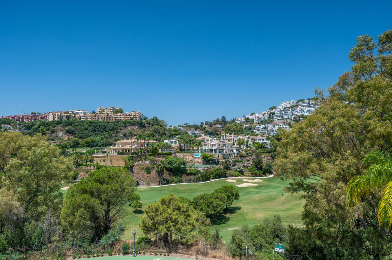 FOR SALE 🏡 Stylish Designer Townhouse with Panoramic Views – La Quinta Hills, Benahavís