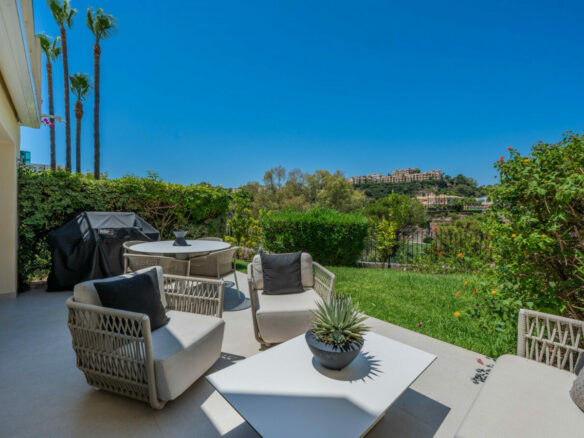 FOR SALE 🏡 Stylish Designer Townhouse with Panoramic Views – La Quinta Hills, Benahavís