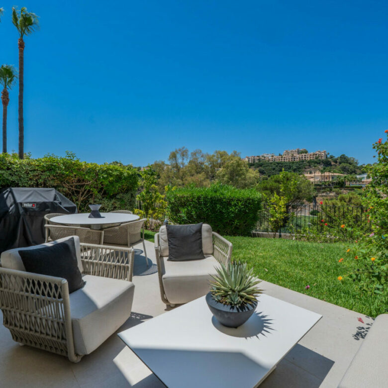 FOR SALE 🏡 Stylish Designer Townhouse with Panoramic Views – La Quinta Hills, Benahavís
