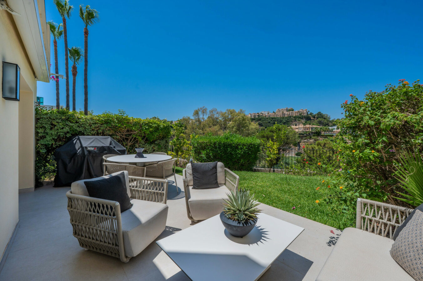 FOR SALE 🏡 Stylish Designer Townhouse with Panoramic Views – La Quinta Hills, Benahavís