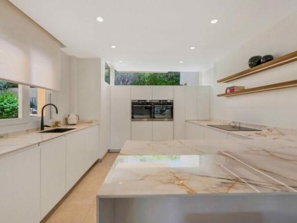 FOR SALE 🏡 Stylish Designer Townhouse with Panoramic Views – La Quinta Hills, Benahavís