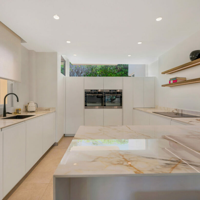 FOR SALE 🏡 Stylish Designer Townhouse with Panoramic Views – La Quinta Hills, Benahavís