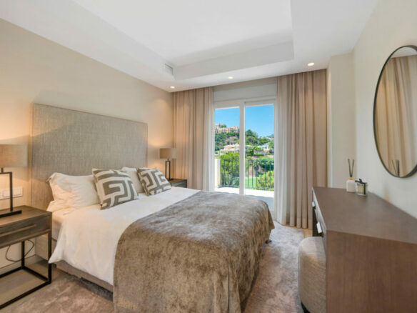 FOR SALE 🏡 Stylish Designer Townhouse with Panoramic Views – La Quinta Hills, Benahavís