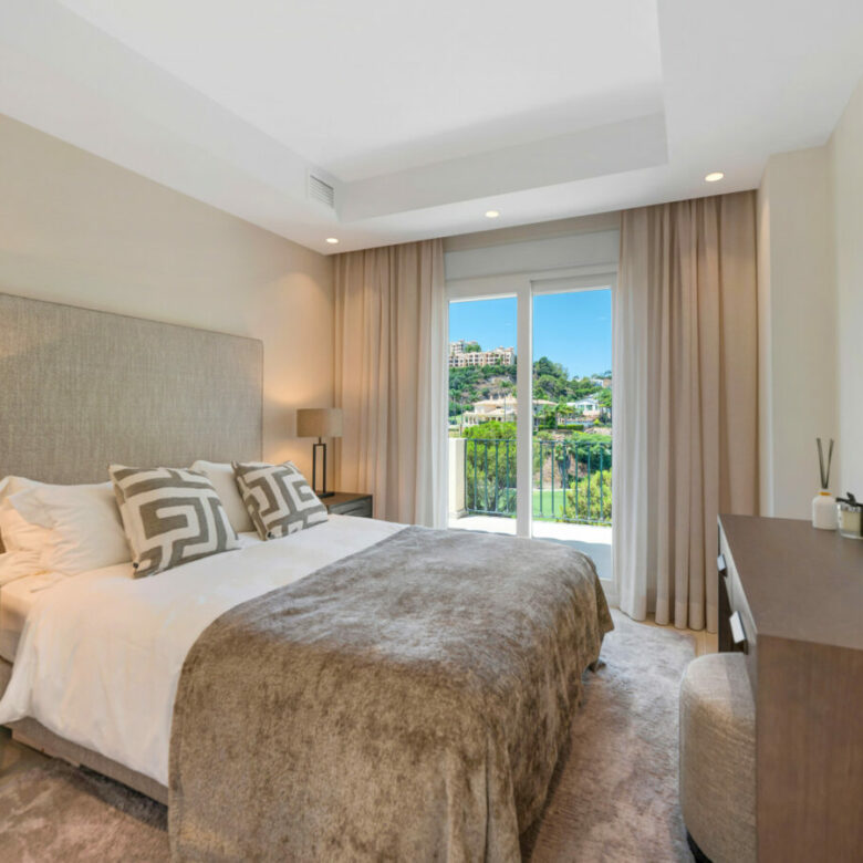 FOR SALE 🏡 Stylish Designer Townhouse with Panoramic Views – La Quinta Hills, Benahavís