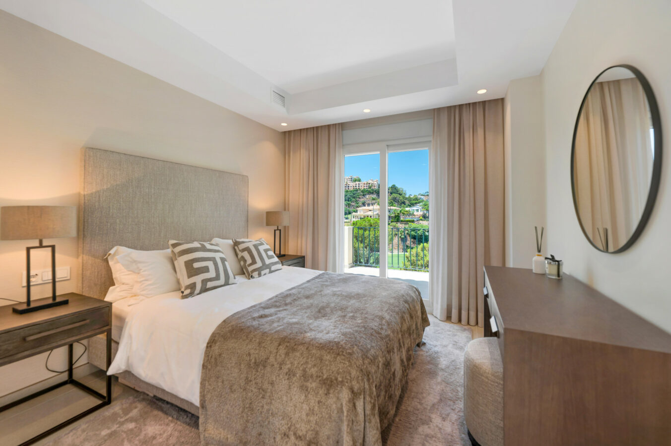 FOR SALE 🏡 Stylish Designer Townhouse with Panoramic Views – La Quinta Hills, Benahavís