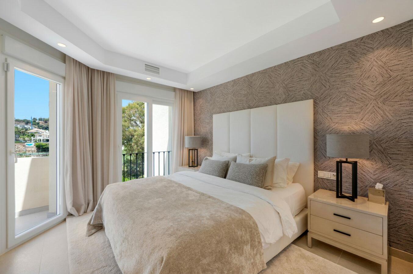 FOR SALE 🏡 Stylish Designer Townhouse with Panoramic Views – La Quinta Hills, Benahavís