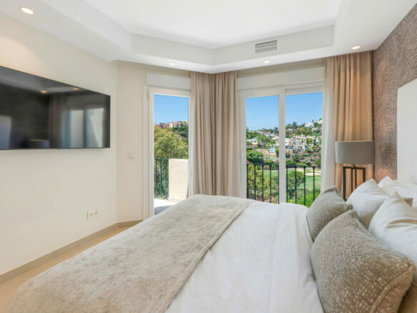 FOR SALE 🏡 Stylish Designer Townhouse with Panoramic Views – La Quinta Hills, Benahavís