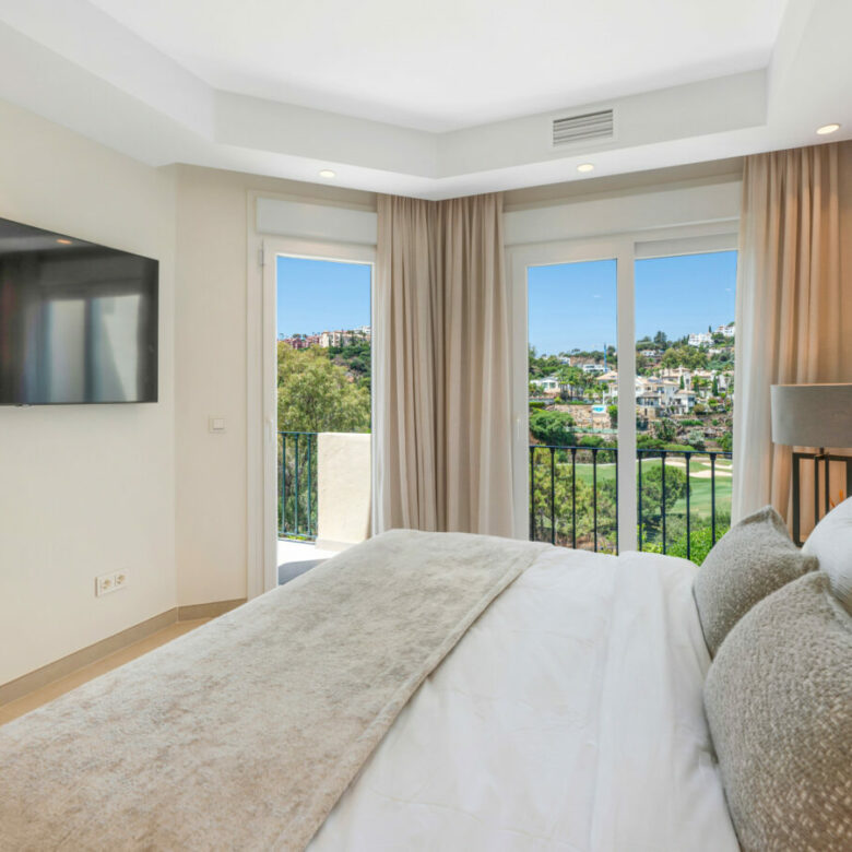 FOR SALE 🏡 Stylish Designer Townhouse with Panoramic Views – La Quinta Hills, Benahavís