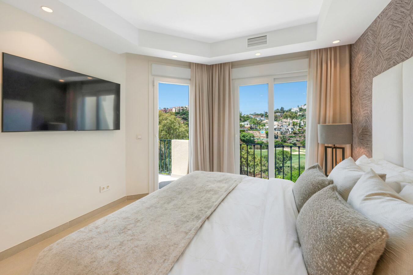 FOR SALE 🏡 Stylish Designer Townhouse with Panoramic Views – La Quinta Hills, Benahavís