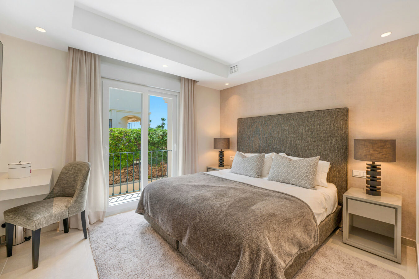 FOR SALE 🏡 Stylish Designer Townhouse with Panoramic Views – La Quinta Hills, Benahavís