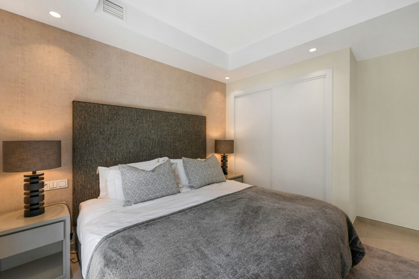FOR SALE 🏡 Stylish Designer Townhouse with Panoramic Views – La Quinta Hills, Benahavís