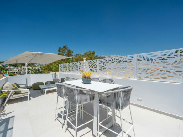 FOR SALE 🏡 Stylish Designer Townhouse with Panoramic Views – La Quinta Hills, Benahavís
