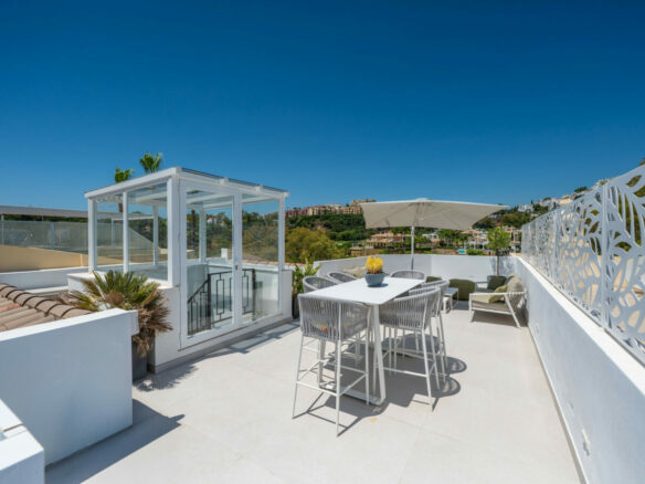 FOR SALE 🏡 Stylish Designer Townhouse with Panoramic Views – La Quinta Hills, Benahavís