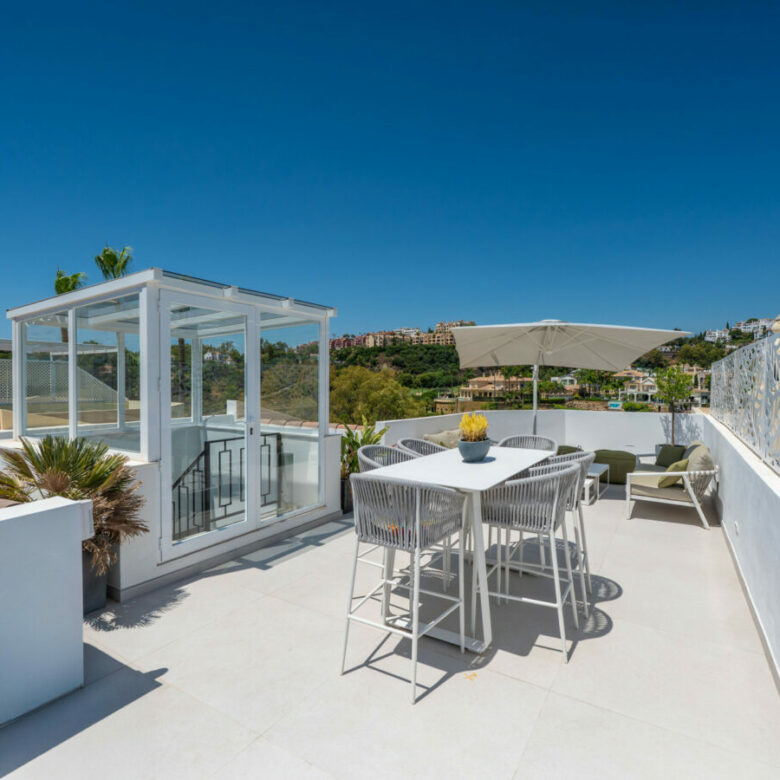 FOR SALE 🏡 Stylish Designer Townhouse with Panoramic Views – La Quinta Hills, Benahavís