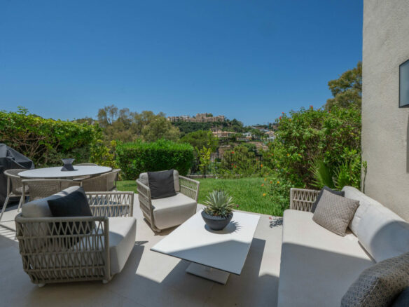FOR SALE 🏡 Stylish Designer Townhouse with Panoramic Views – La Quinta Hills, Benahavís