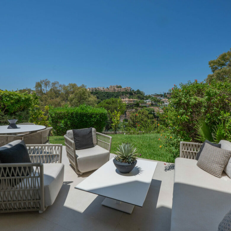 FOR SALE 🏡 Stylish Designer Townhouse with Panoramic Views – La Quinta Hills, Benahavís