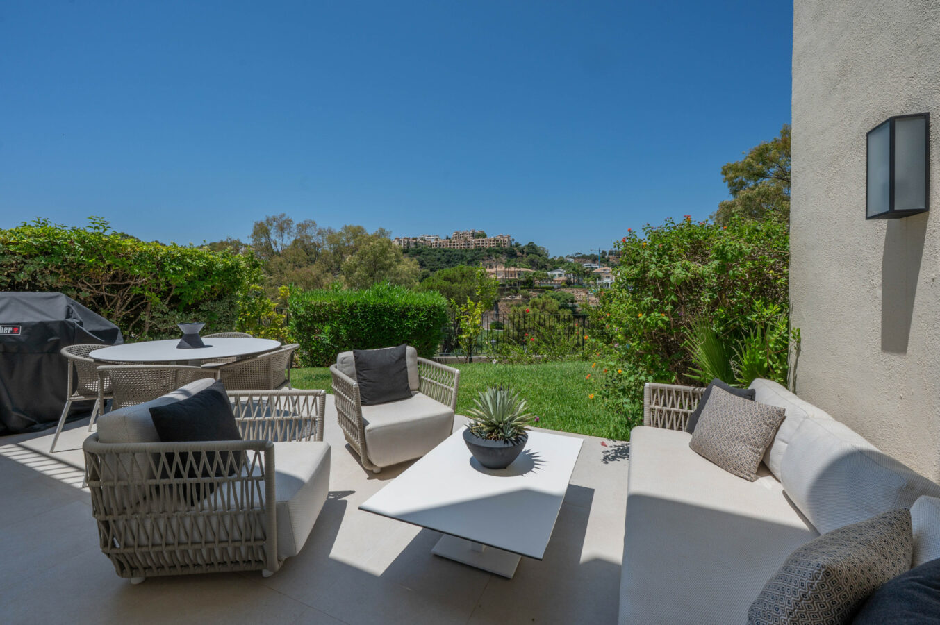 FOR SALE 🏡 Stylish Designer Townhouse with Panoramic Views – La Quinta Hills, Benahavís