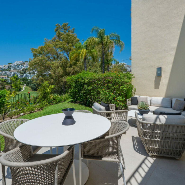FOR SALE 🏡 Stylish Designer Townhouse with Panoramic Views – La Quinta Hills, Benahavís