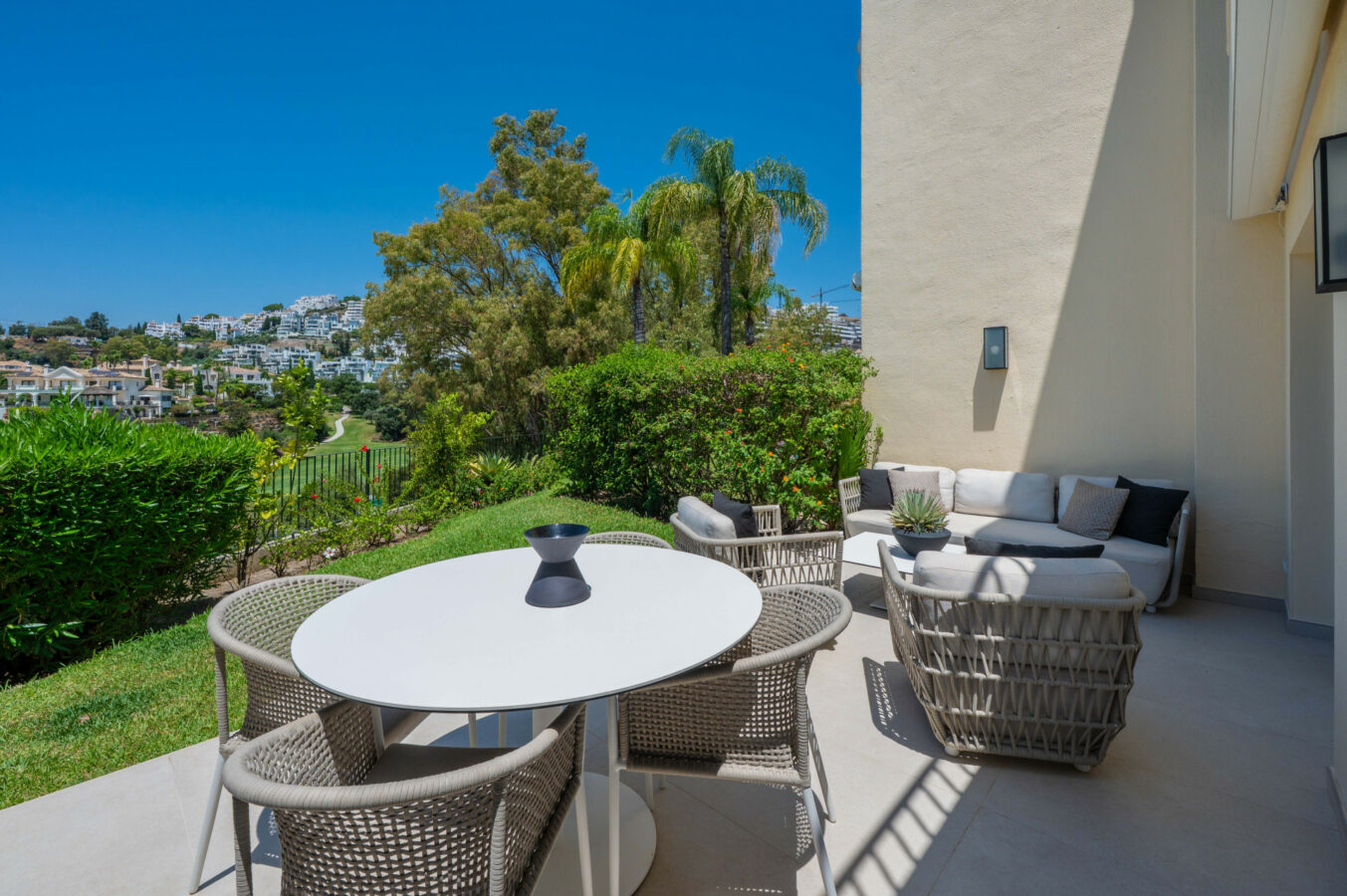 FOR SALE 🏡 Stylish Designer Townhouse with Panoramic Views – La Quinta Hills, Benahavís