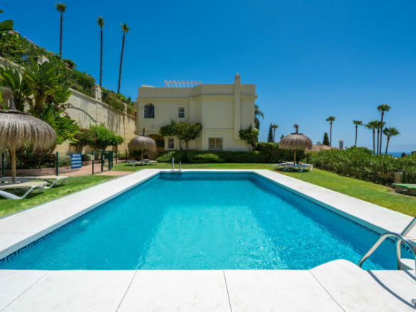 FOR SALE 🏡 Stylish Designer Townhouse with Panoramic Views – La Quinta Hills, Benahavís