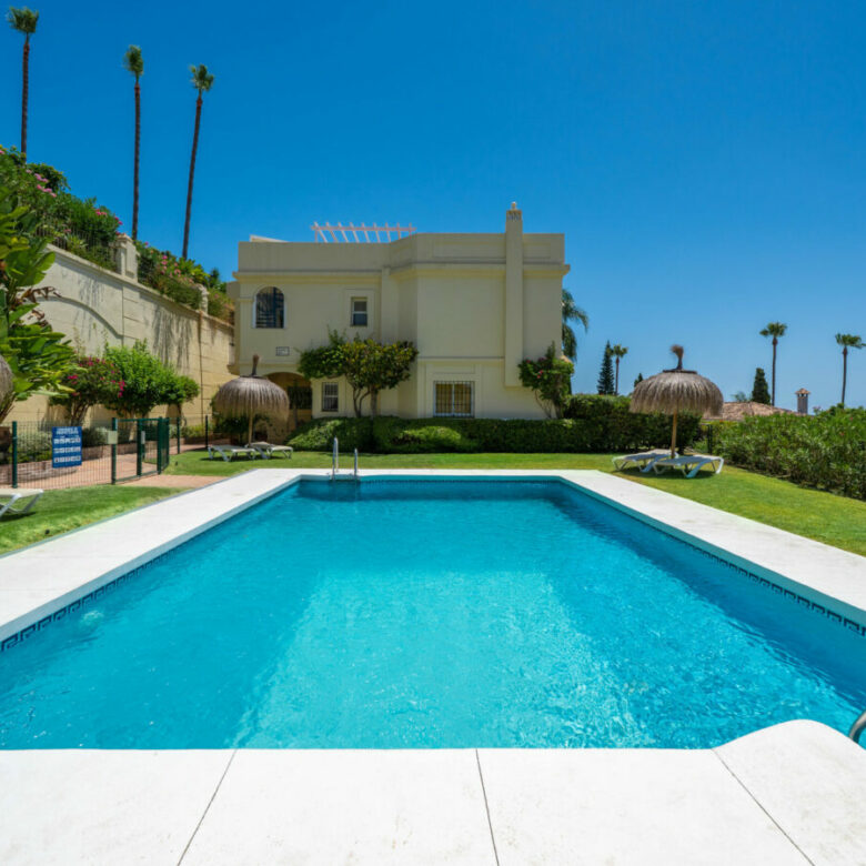 FOR SALE 🏡 Stylish Designer Townhouse with Panoramic Views – La Quinta Hills, Benahavís