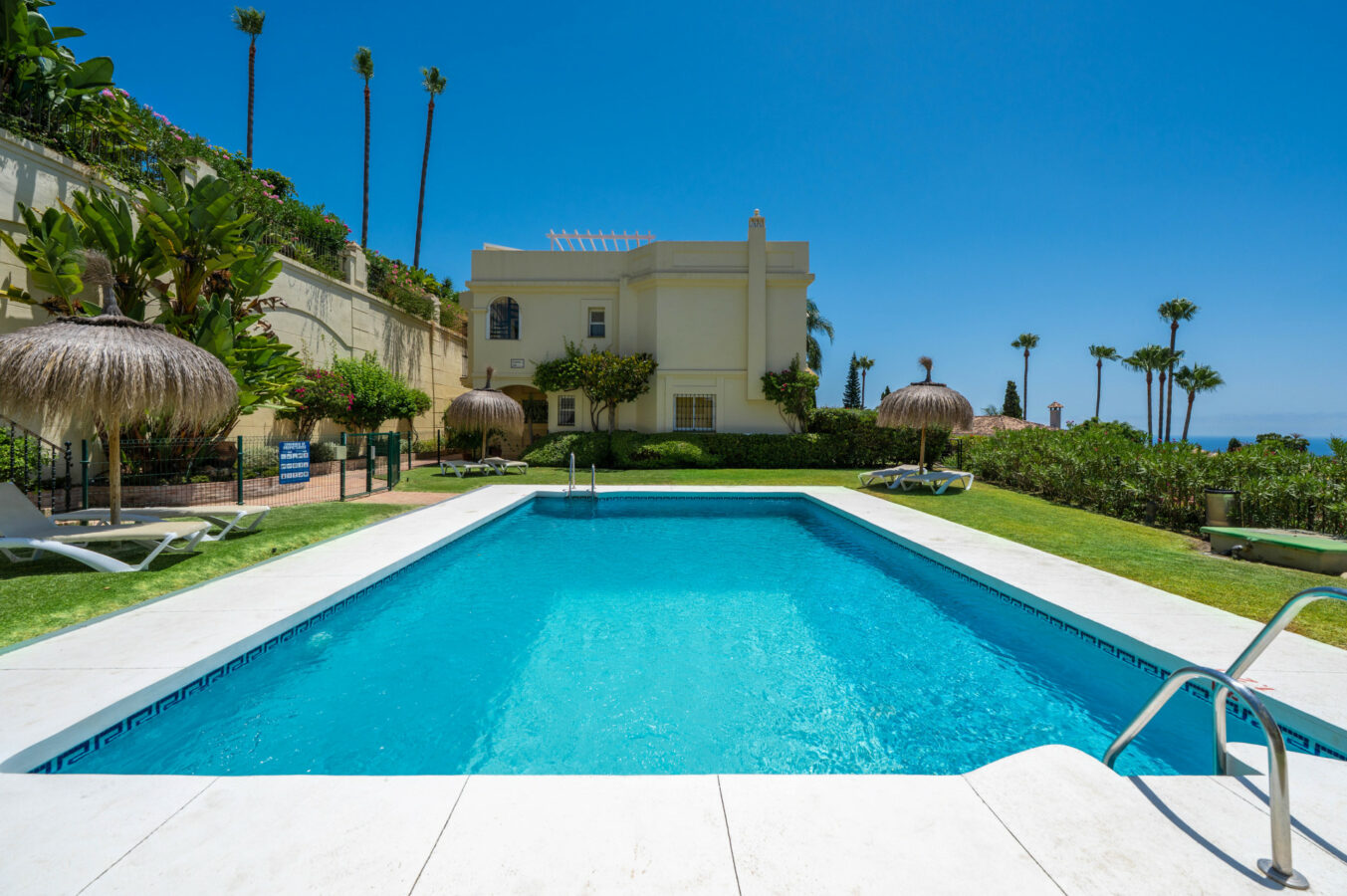 FOR SALE 🏡 Stylish Designer Townhouse with Panoramic Views – La Quinta Hills, Benahavís