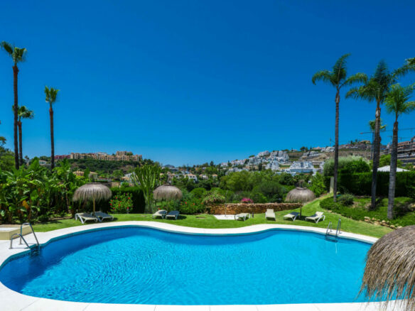 FOR SALE 🏡 Stylish Designer Townhouse with Panoramic Views – La Quinta Hills, Benahavís
