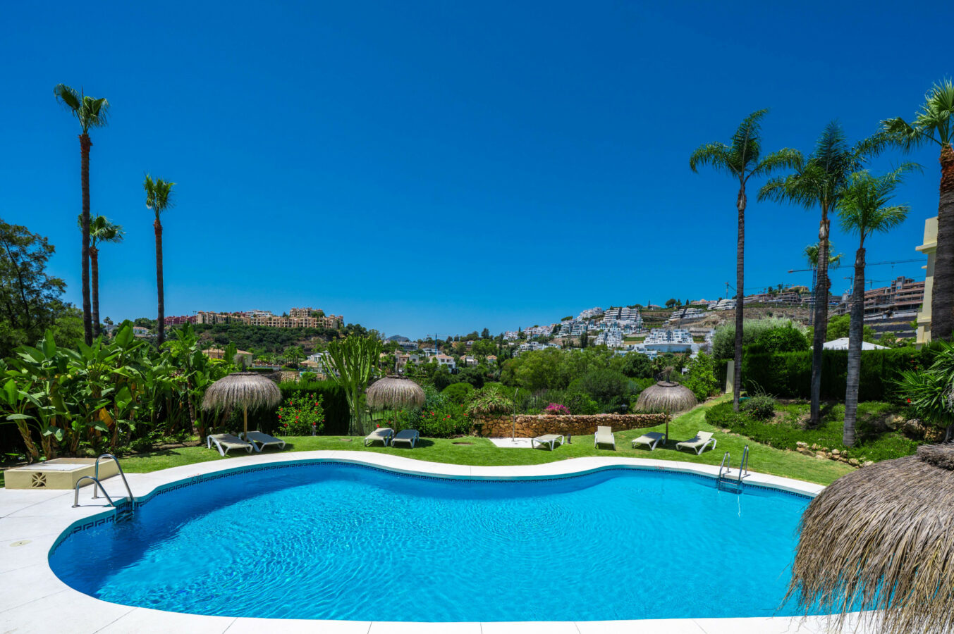 FOR SALE 🏡 Stylish Designer Townhouse with Panoramic Views – La Quinta Hills, Benahavís