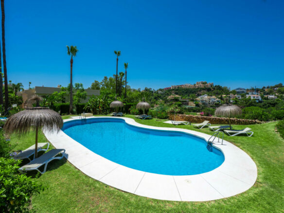 FOR SALE 🏡 Stylish Designer Townhouse with Panoramic Views – La Quinta Hills, Benahavís