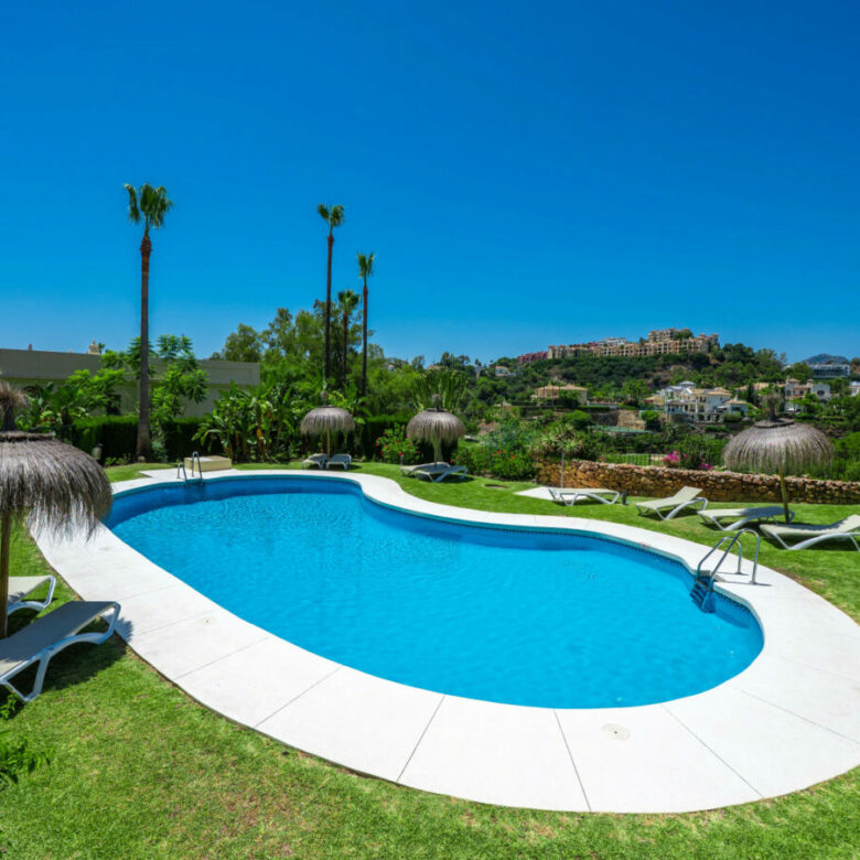 FOR SALE 🏡 Stylish Designer Townhouse with Panoramic Views – La Quinta Hills, Benahavís