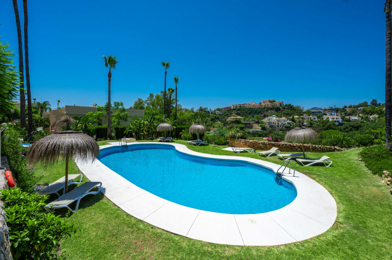 FOR SALE 🏡 Stylish Designer Townhouse with Panoramic Views – La Quinta Hills, Benahavís