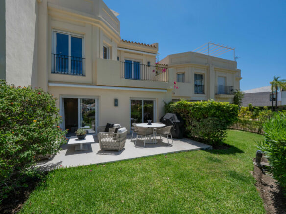 FOR SALE 🏡 Stylish Designer Townhouse with Panoramic Views – La Quinta Hills, Benahavís