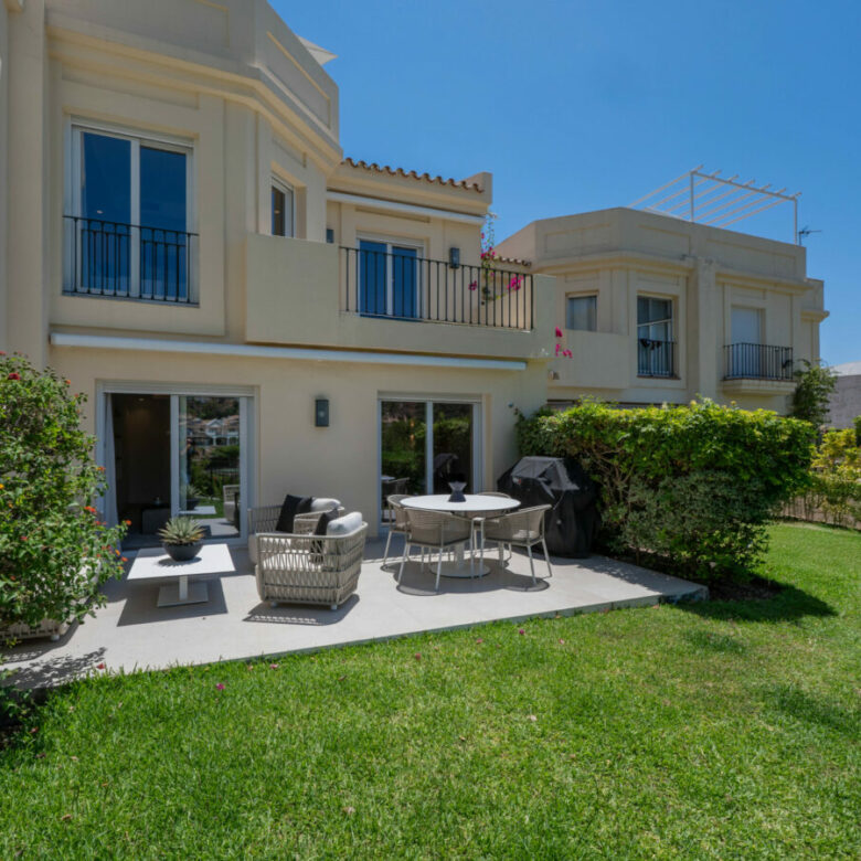 FOR SALE 🏡 Stylish Designer Townhouse with Panoramic Views – La Quinta Hills, Benahavís