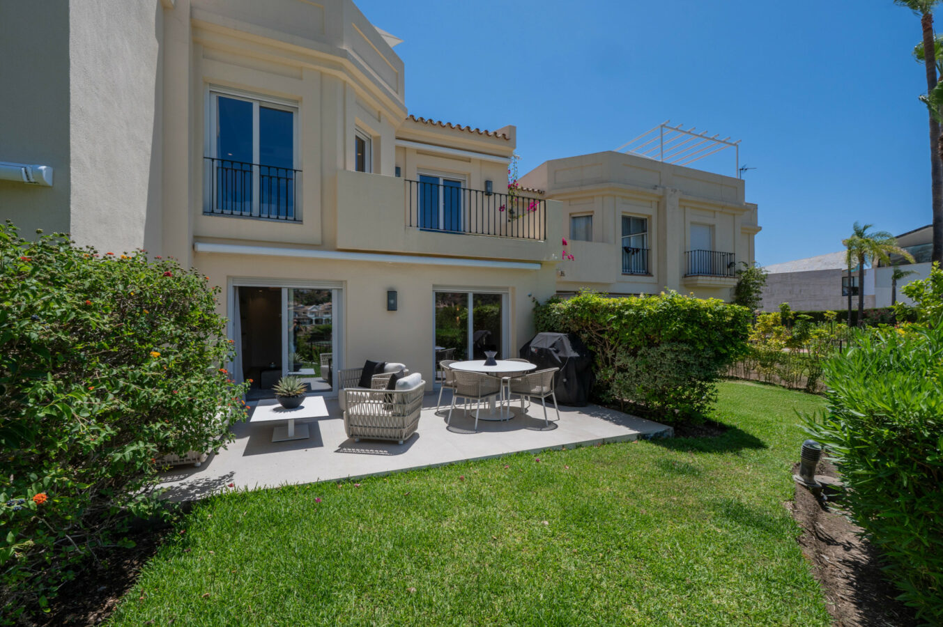FOR SALE 🏡 Stylish Designer Townhouse with Panoramic Views – La Quinta Hills, Benahavís