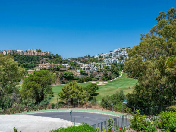 FOR SALE 🏡 Stylish Designer Townhouse with Panoramic Views – La Quinta Hills, Benahavís
